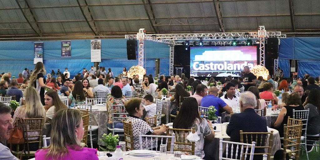 Abertura da ExpoCastrolanda reúne produtores na Cidade do Leite